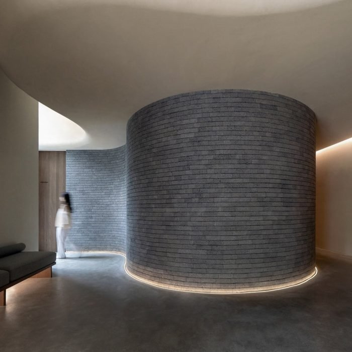 estructura arquitectónica curvilínea que ilustra la belleza y sofisticación de las formas curvas en el diseño moderno.