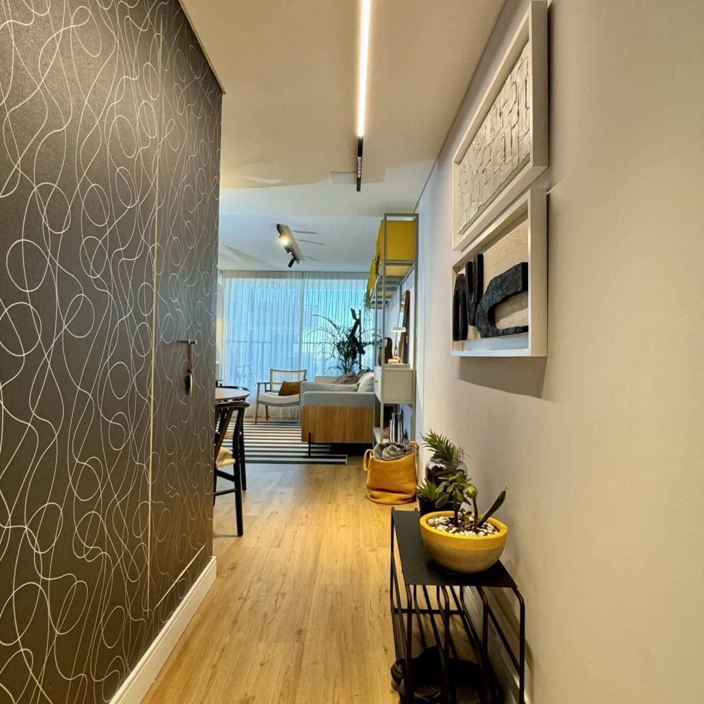 Transformación de living comedor en Malvín por Estudio Welfare, estudio de diseño de interiores en Montevideo. Este diseño de interiores en Malvín utiliza colores de acento para crear contraste y dinamismo en un espacio moderno y fresco. La sala de estar y el comedor destacan por su iluminación cálida y ajustable, ideal para diferentes actividades. Un ejemplo perfecto de diseño de espacios pequeños, combinando funcionalidad y estética con materiales naturales y acentos contemporáneos. Estudio Welfare trabaja en Montevideo y en todo el país, creando ambientes que mejoran la calidad de vida.
