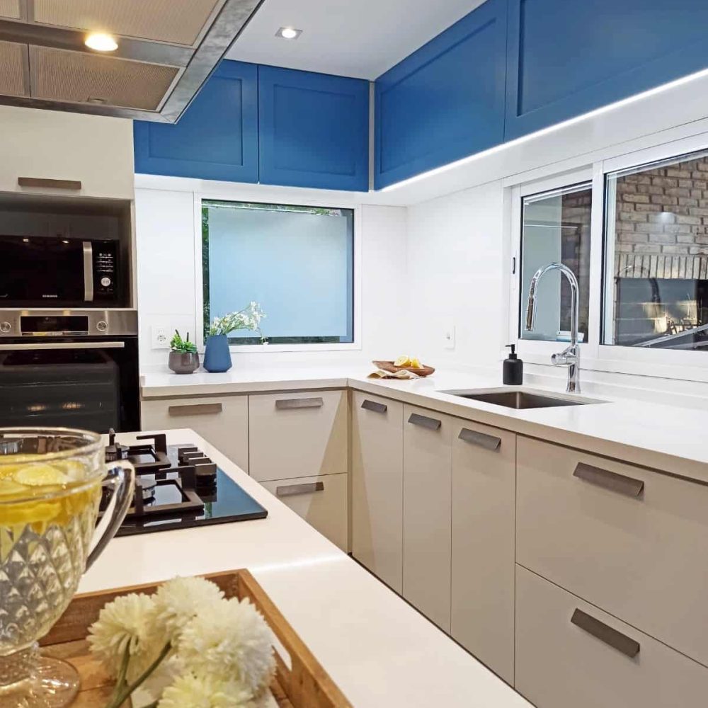 Proyecto de diseño y renovación de cocina en Montevideo, realizado por nuestro estudio de diseño y arquitectura. Un espacio transformado con un enfoque en diseño de interiores Montevideo, destacando por su elegancia y funcionalidad. Ejemplo perfecto de reforma de cocina moderna y eficiente