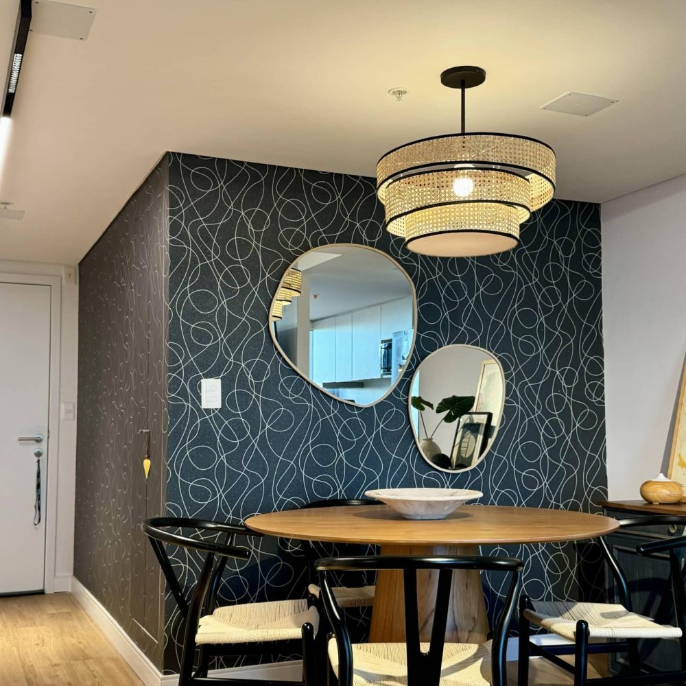 Transformación de living comedor en Malvín por Estudio Welfare, estudio de diseño de interiores en Montevideo. Este diseño de interiores en Malvín utiliza colores de acento para crear contraste y dinamismo en un espacio moderno y fresco. La sala de estar y el comedor destacan por su iluminación cálida y ajustable, ideal para diferentes actividades. Un ejemplo perfecto de diseño de espacios pequeños, combinando funcionalidad y estética con materiales naturales y acentos contemporáneos. Estudio Welfare trabaja en Montevideo y en todo el país, creando ambientes que mejoran la calidad de vida.