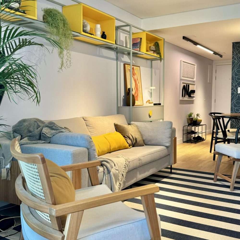 Transformación de living comedor en Malvín por Estudio Welfare, estudio de diseño de interiores en Montevideo. Este diseño de interiores en Malvín utiliza colores de acento para crear contraste y dinamismo en un espacio moderno y fresco. La sala de estar y el comedor destacan por su iluminación cálida y ajustable, ideal para diferentes actividades. Un ejemplo perfecto de diseño de espacios pequeños, combinando funcionalidad y estética con materiales naturales y acentos contemporáneos. Estudio Welfare trabaja en Montevideo y en todo el país, creando ambientes que mejoran la calidad de vida.