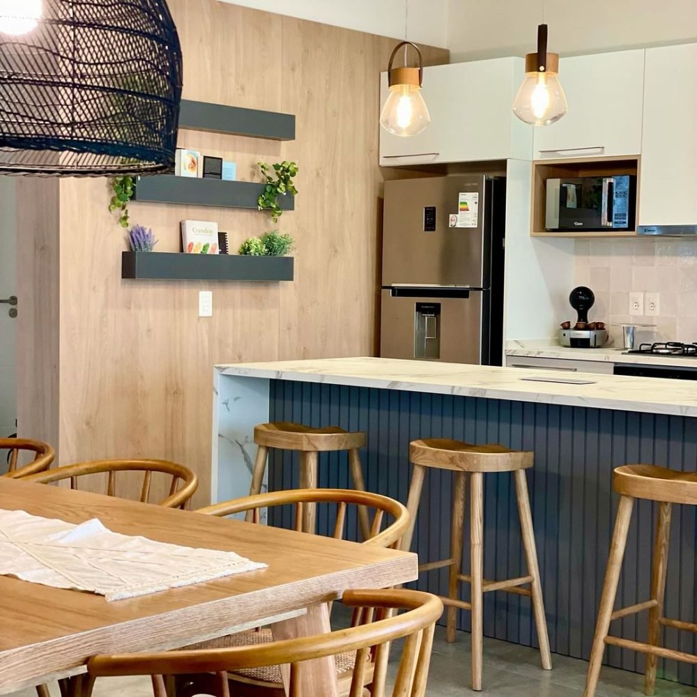 Proyecto de diseño de interiores y renovación de cocina en una casa de playa en La Juanita, José Ignacio. Realizado por nuestro estudio de diseño y arquitectura en José Ignacio, este proyecto transforma toda la vivienda, destacando una cocina moderna y funcional, ideal para una casa de veraneo.