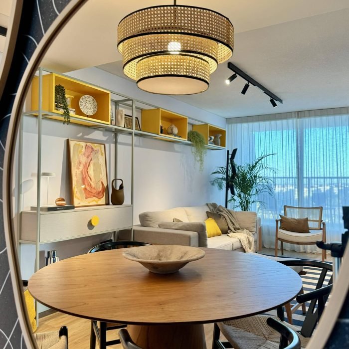 Transformación de living comedor en Malvín por Estudio Welfare, estudio de diseño de interiores en Montevideo. Este diseño de interiores en Malvín utiliza colores de acento para crear contraste y dinamismo en un espacio moderno y fresco. La sala de estar y el comedor destacan por su iluminación cálida y ajustable, ideal para diferentes actividades. Un ejemplo perfecto de diseño de espacios pequeños, combinando funcionalidad y estética con materiales naturales y acentos contemporáneos. Estudio Welfare trabaja en Montevideo y en todo el país, creando ambientes que mejoran la calidad de vida.