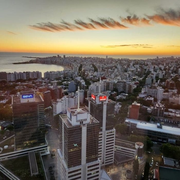 Vista panorámica de la rambla de Montevideo al atardecer, ilustrando el atractivo costero y la vibrante vida urbana de la ciudad. Ideal para aquellos interesados en comprar propiedades con vistas al mar