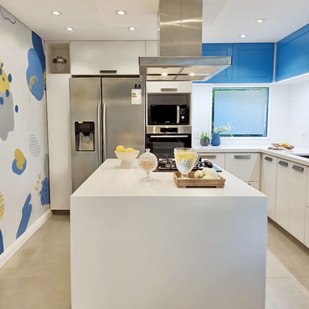 Proyecto de diseño y renovación de cocina en Montevideo, realizado por nuestro estudio de diseño y arquitectura. Un espacio transformado con un enfoque en diseño de interiores Montevideo, destacando por su elegancia y funcionalidad. Ejemplo perfecto de reforma de cocina moderna y eficiente