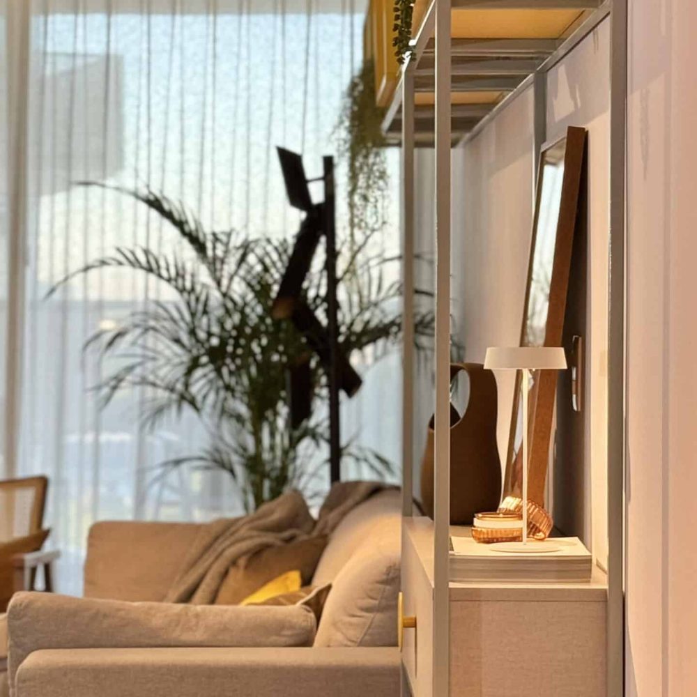 Transformación de living comedor en Malvín por Estudio Welfare, estudio de diseño de interiores en Montevideo. Este diseño de interiores en Malvín utiliza colores de acento para crear contraste y dinamismo en un espacio moderno y fresco. La sala de estar y el comedor destacan por su iluminación cálida y ajustable, ideal para diferentes actividades. Un ejemplo perfecto de diseño de espacios pequeños, combinando funcionalidad y estética con materiales naturales y acentos contemporáneos. Estudio Welfare trabaja en Montevideo y en todo el país, creando ambientes que mejoran la calidad de vida.