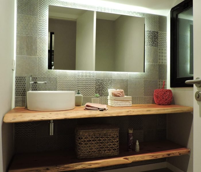 Descubre la elegancia y la funcionalidad en nuestro baño de servicio bajo la escalera. Con un diseño que prioriza la armonía y la originalidad, este espacio presenta un patchwork de cerámica en tonos grises, un espejo iluminado y una mesada de madera natural con una bacha de sobreponer circular y una canilla en acero inoxidable. Cada detalle contribuye a crear un ambiente único y acogedor, donde la serenidad y la tranquilidad están en primer plano