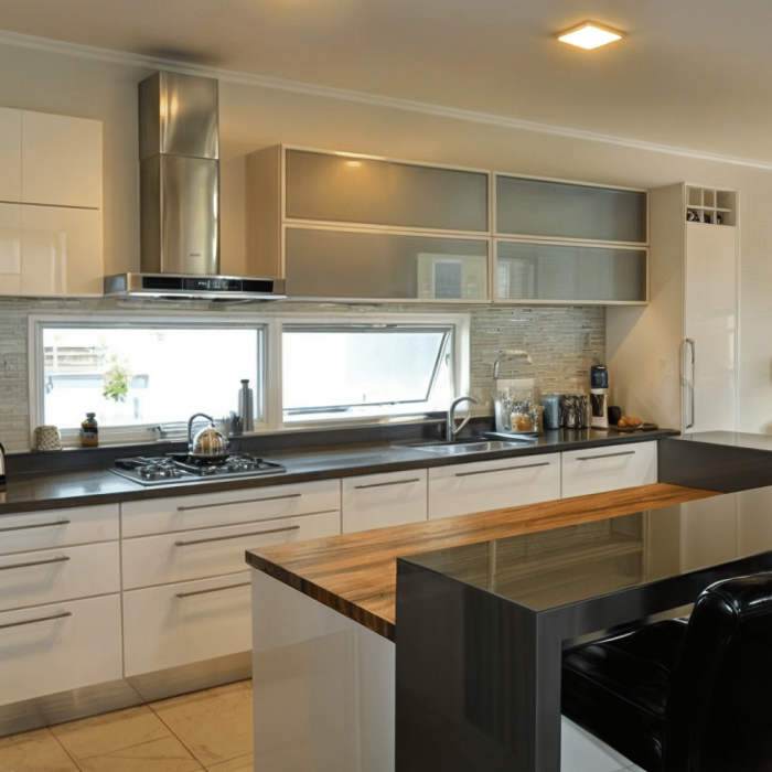proyecto de diseño de cocina en La Tahona, Canelones. Renovación y reforma de cocina en Montevideo con estilo y funcionalidad. Detalles cuidados en cada elemento: isla en laca italiana blanca, mesada en silestone gris, y toques de laca italiana azul gris. Experimenta la excelencia en el diseño de interiores con Estudio Welfare