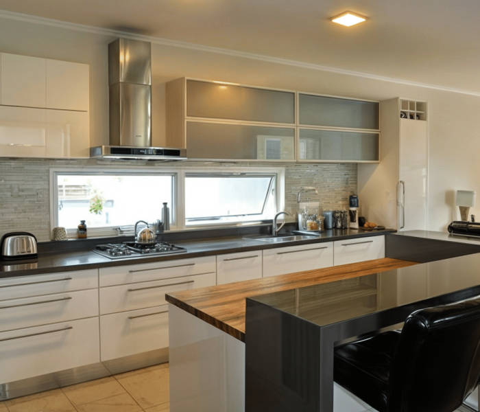 Cocina moderna y funcional Proyecto de diseño de cocina en La Tahona, Canelones. Renovación y reforma de cocina en Montevideo con estilo y funcionalidad. Detalles cuidados en cada elemento: isla en laca italiana blanca, mesada en silestone gris, y toques de laca italiana azul gris. Experimenta la excelencia en el diseño de interiores con Estudio Welfare