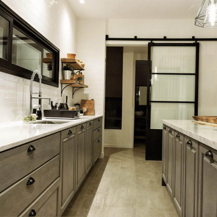 Proyecto de diseño de cocina estilo farm en La Tahona, un barrio cerrado en Canelones, Uruguay. Realizado por nuestro estudio de diseño y arquitectura, este diseño de interiores combina lo moderno y lo rústico en una cocina funcional. Un ejemplo destacado de diseño en barrios cerrados, cercano a Montevideo y Carrasco