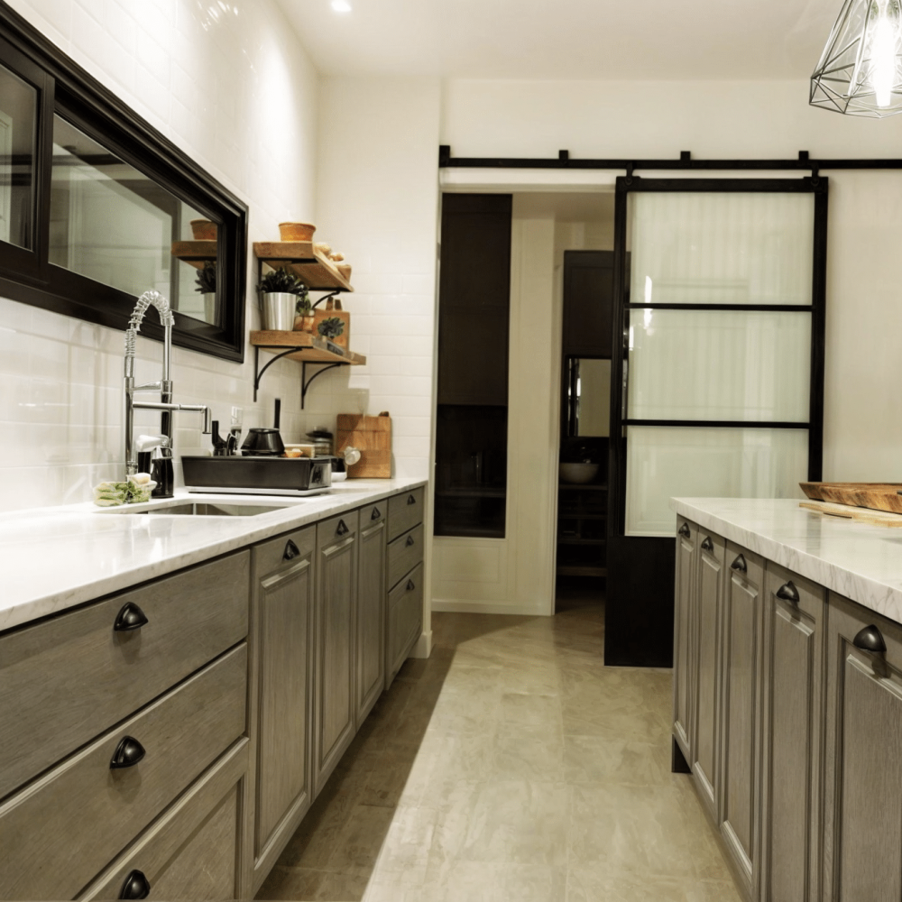 Proyecto de diseño de cocina estilo farm en La Tahona, un barrio cerrado en Canelones, Uruguay. Realizado por nuestro estudio de diseño y arquitectura, este diseño de interiores combina lo moderno y lo rústico en una cocina funcional. Un ejemplo destacado de diseño en barrios cerrados, cercano a Montevideo y Carrasco