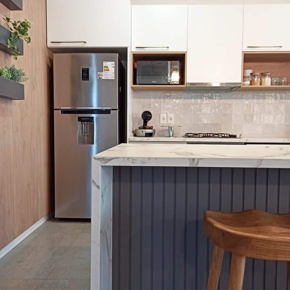 Proyecto de diseño de interiores y renovación de cocina en una casa de playa en La Juanita, José Ignacio. Realizado por nuestro estudio de diseño y arquitectura en José Ignacio, este proyecto transforma toda la vivienda, destacando una cocina moderna y funcional, ideal para una casa de veraneo.