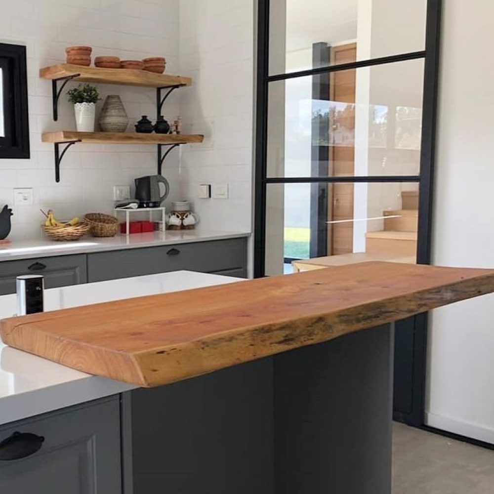 Proyecto de diseño de cocina estilo farm en La Tahona, un barrio cerrado en Canelones, Uruguay. Realizado por nuestro estudio de diseño y arquitectura, este diseño de interiores combina lo moderno y lo rústico en una cocina funcional. Un ejemplo destacado de diseño en barrios cerrados, cercano a Montevideo y Carrasco