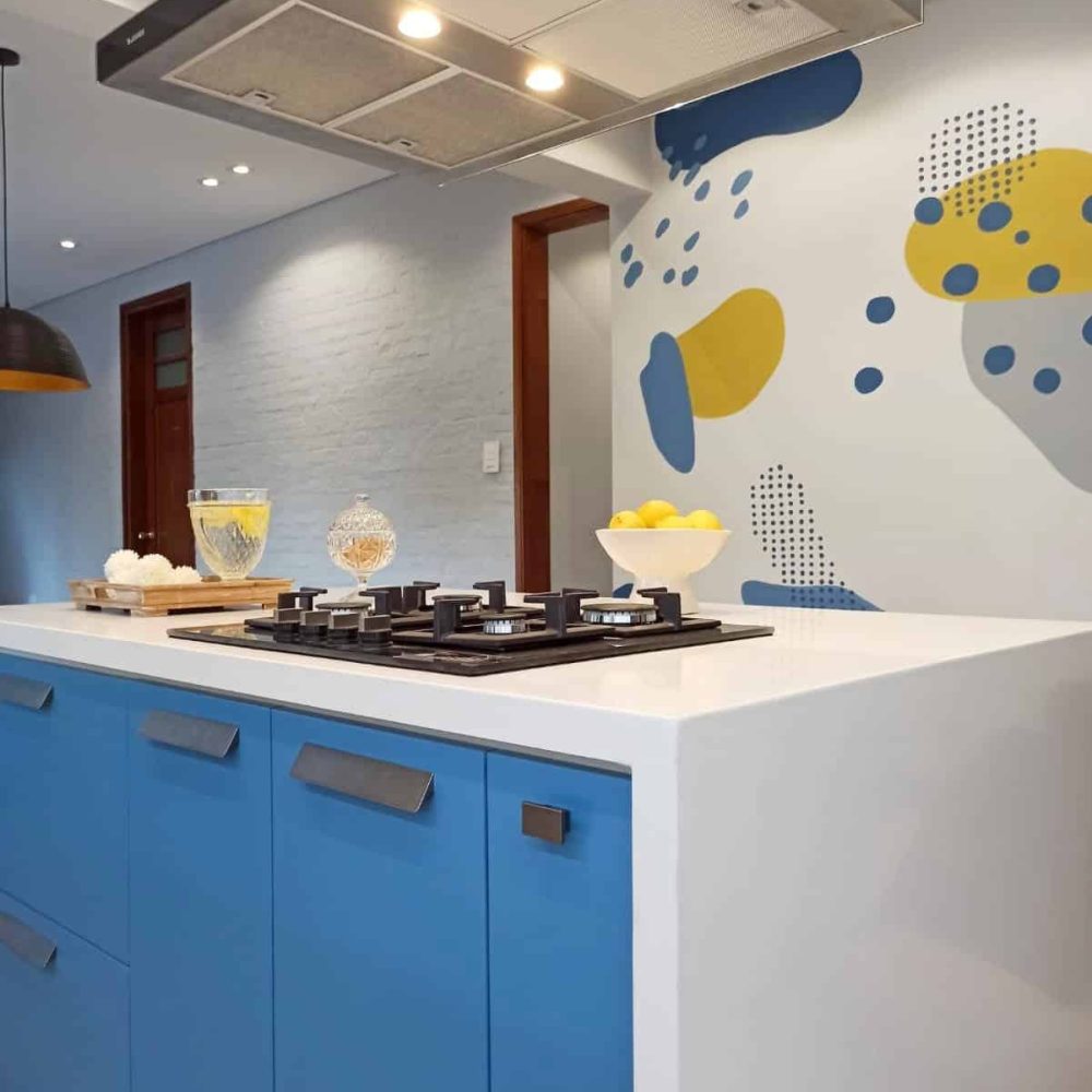 Proyecto de diseño y renovación de cocina en Montevideo, realizado por nuestro estudio de diseño y arquitectura. Un espacio transformado con un enfoque en diseño de interiores Montevideo, destacando por su elegancia y funcionalidad. Ejemplo perfecto de reforma de cocina moderna y eficiente