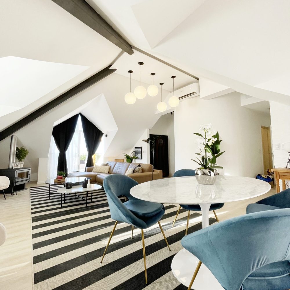 Proyecto de diseño de interiores para un penthouse en el barrio cerrado Haras del Lago, Uruguay. Esta renovación incluye la sala de estar, cocina y toda la vivienda, ofreciendo un entorno moderno y elegante rodeado de lagos y patos.