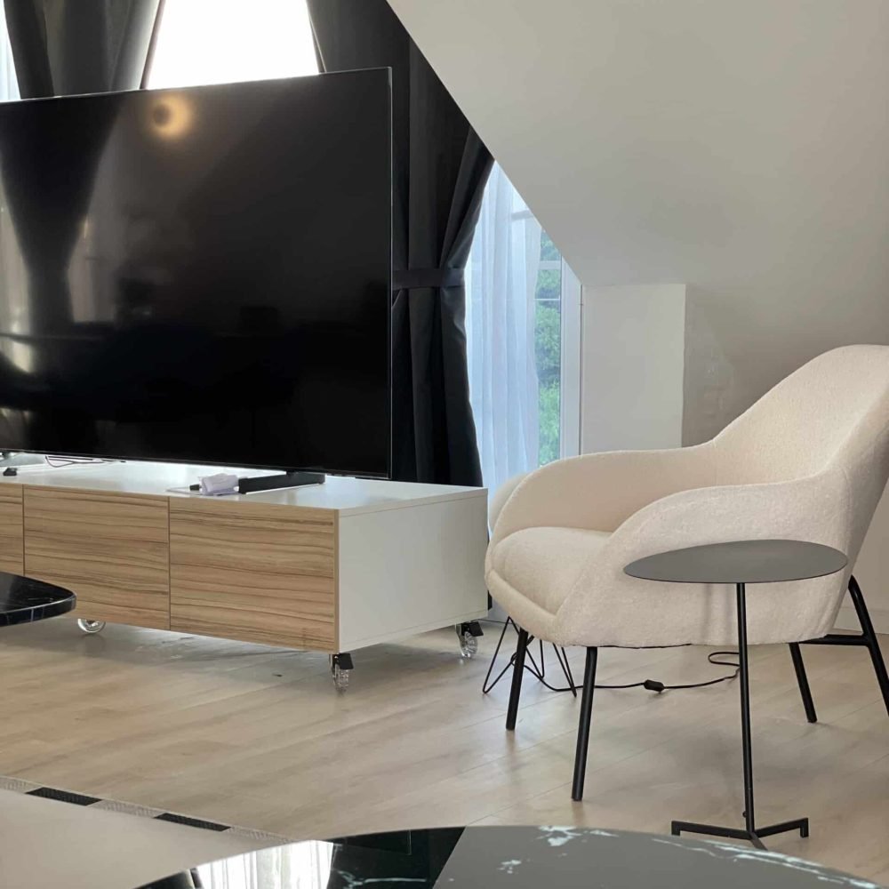 Proyecto de diseño de interiores para un penthouse en el barrio cerrado Haras del Lago, Uruguay. Esta renovación incluye la sala de estar, cocina y toda la vivienda, ofreciendo un entorno moderno y elegante rodeado de lagos y patos.