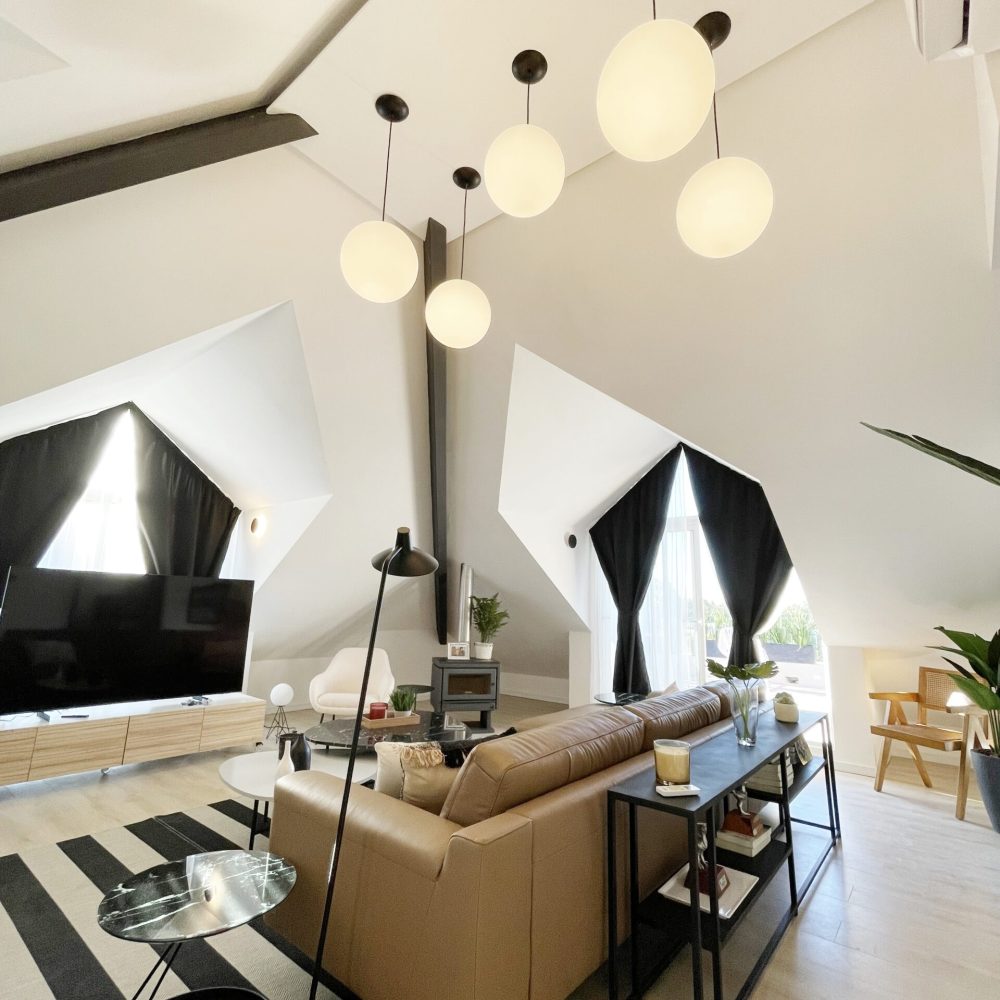 Proyecto de diseño de interiores para un penthouse en el barrio cerrado Haras del Lago, Uruguay. Esta renovación incluye la sala de estar, cocina y toda la vivienda, ofreciendo un entorno moderno y elegante rodeado de lagos y patos.