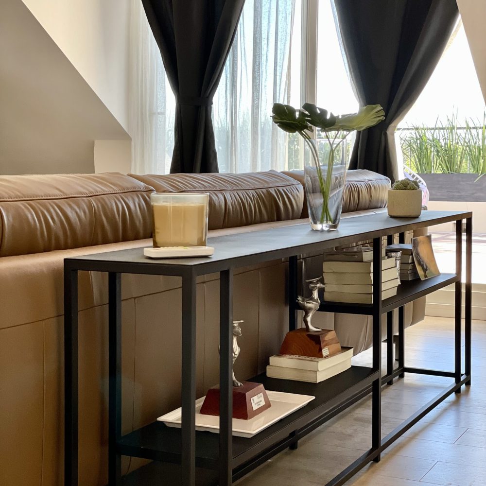 Proyecto de diseño de interiores para un penthouse en el barrio cerrado Haras del Lago, Uruguay. Esta renovación incluye la sala de estar, cocina y toda la vivienda, ofreciendo un entorno moderno y elegante rodeado de lagos y patos.