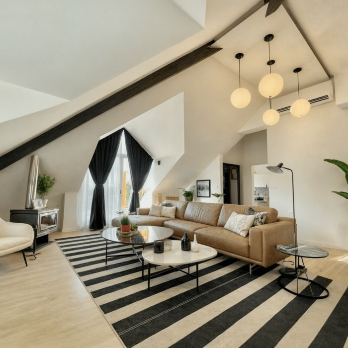 Proyecto de diseño de interiores para un penthouse en el barrio cerrado Haras del Lago, Uruguay. Esta renovación incluye la sala de estar, cocina y toda la vivienda, ofreciendo un entorno moderno y elegante rodeado de lagos y patos.