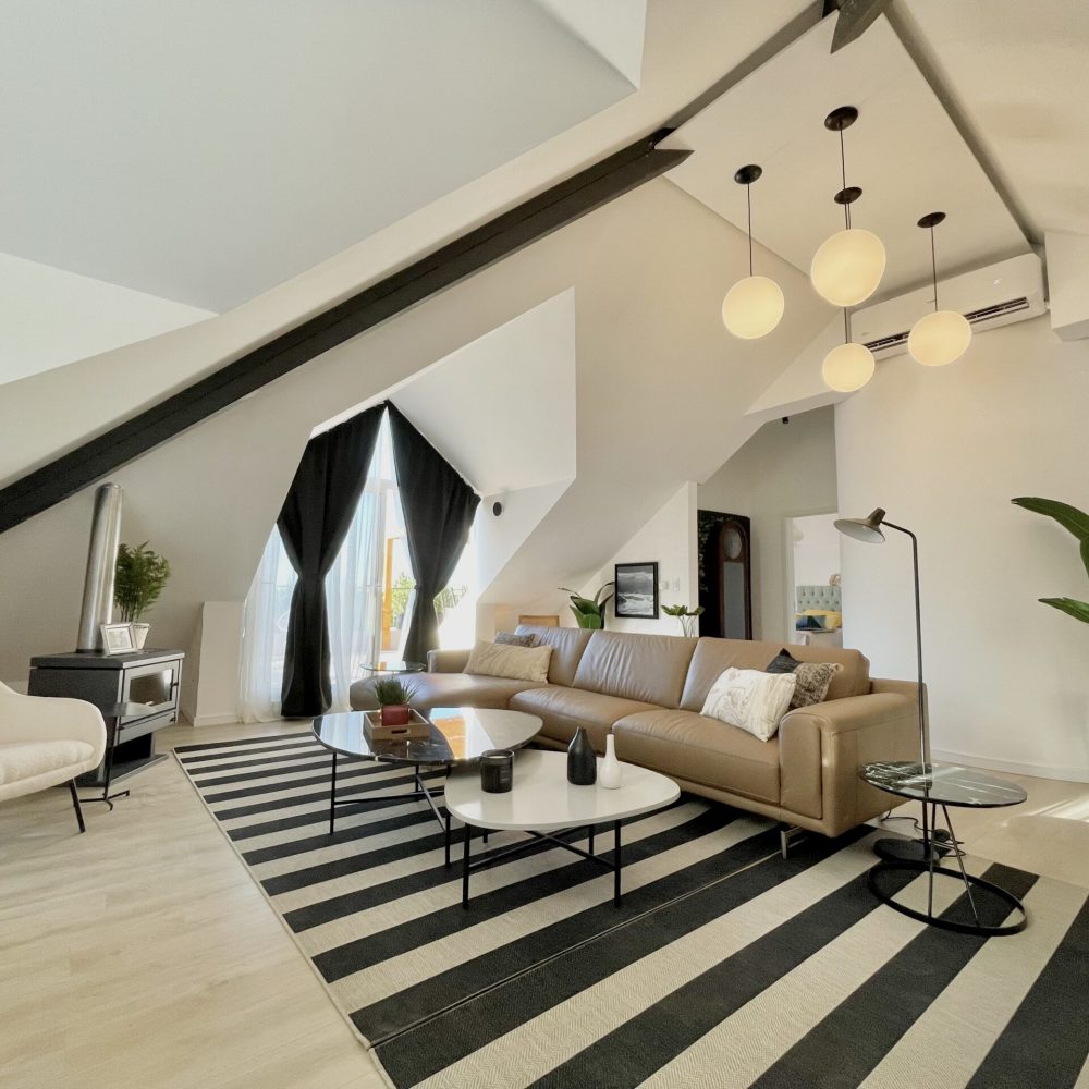 Proyecto de diseño de interiores para un penthouse en el barrio cerrado Haras del Lago, Uruguay. Esta renovación incluye la sala de estar, cocina y toda la vivienda, ofreciendo un entorno moderno y elegante rodeado de lagos y patos.
