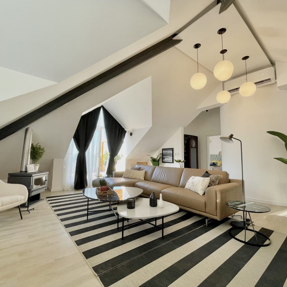 Proyecto de diseño de interiores para un penthouse en el barrio cerrado Haras del Lago, Uruguay. Esta renovación incluye la sala de estar, cocina y toda la vivienda, ofreciendo un entorno moderno y elegante rodeado de lagos y patos.