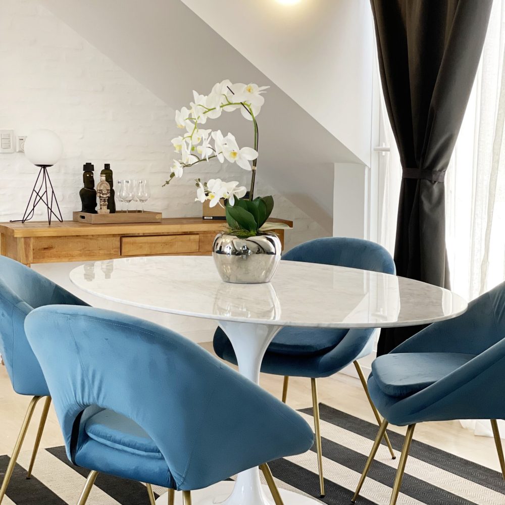 Proyecto de diseño de interiores para un penthouse en el barrio cerrado Haras del Lago, Uruguay. Esta renovación incluye la sala de estar, cocina y toda la vivienda, ofreciendo un entorno moderno y elegante rodeado de lagos y patos.