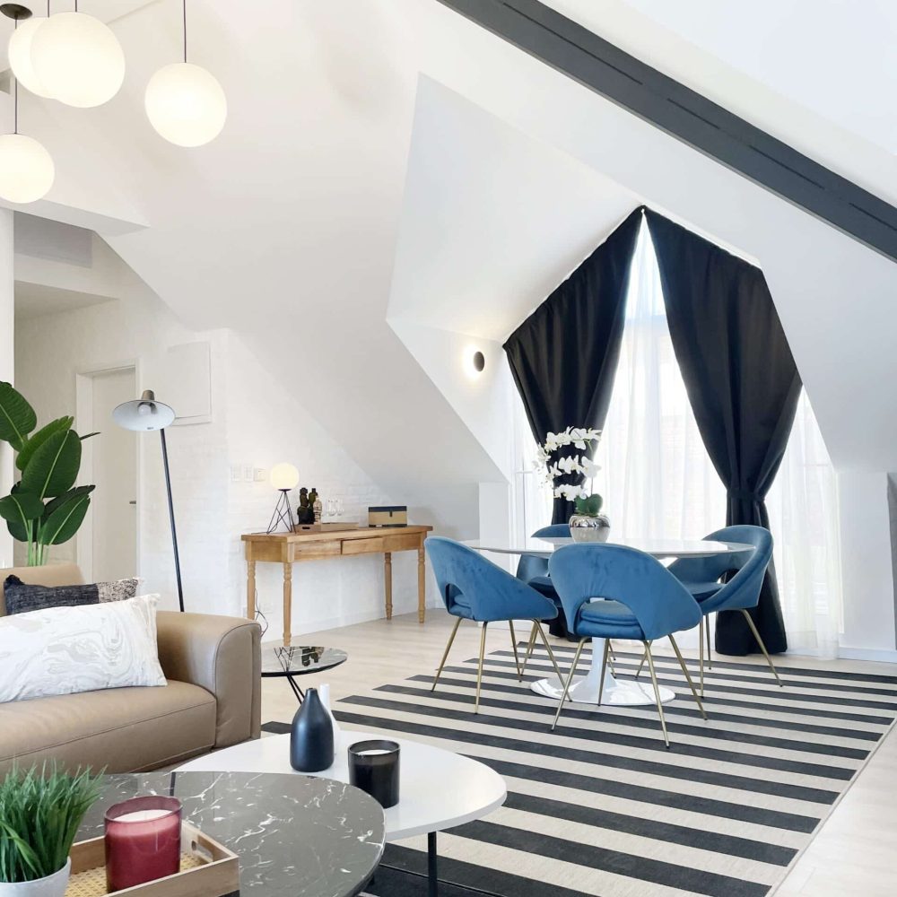 Proyecto de diseño de interiores para un penthouse en el barrio cerrado Haras del Lago, Uruguay. Esta renovación incluye la sala de estar, cocina y toda la vivienda, ofreciendo un entorno moderno y elegante rodeado de lagos y patos.