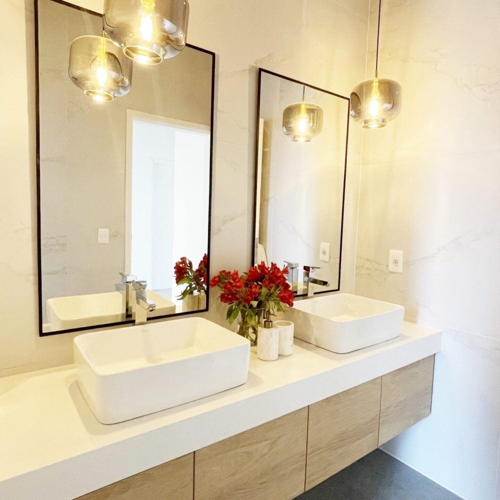 Renovación de baño en una casa de playa en La Juanita, José Ignacio, realizada por nuestro estudio de diseño y arquitectura. Este proyecto de diseño de interiores en José Ignacio destaca por su moderna y funcional reforma de baño, ideal para una casa de veraneo. Ejemplo de diseño de baños que combina estilo y comodidad