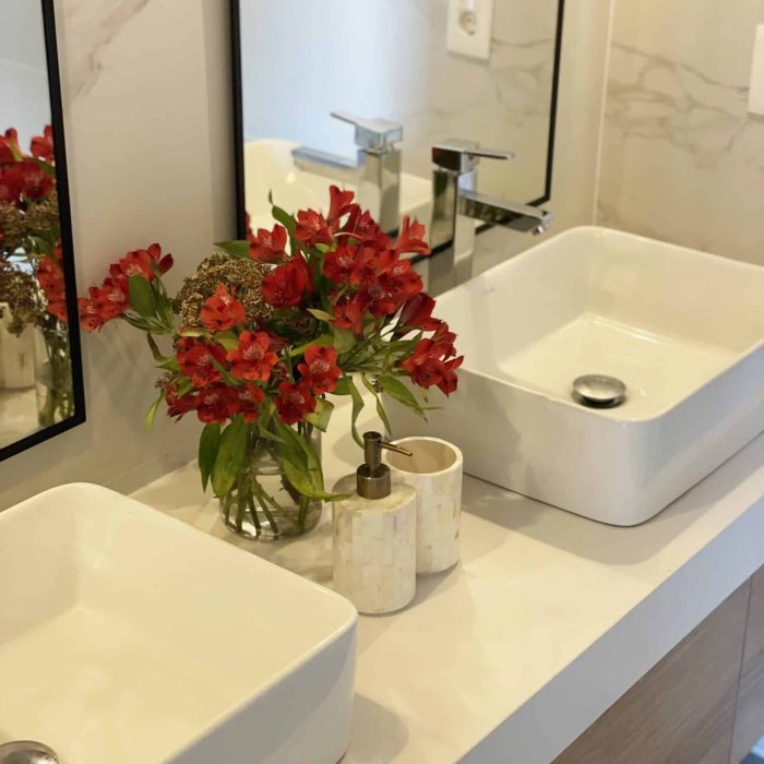 Renovación de baño en una casa de playa en La Juanita, José Ignacio, realizada por nuestro estudio de diseño y arquitectura. Este proyecto de diseño de interiores en José Ignacio destaca por su moderna y funcional reforma de baño, ideal para una casa de veraneo. Ejemplo de diseño de baños que combina estilo y comodidad