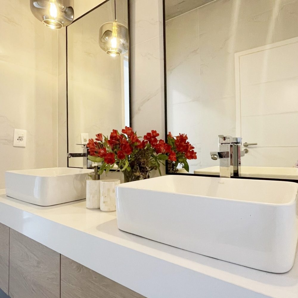 Renovación de baño en una casa de playa en La Juanita, José Ignacio, realizada por nuestro estudio de diseño y arquitectura. Este proyecto de diseño de interiores en José Ignacio destaca por su moderna y funcional reforma de baño, ideal para una casa de veraneo. Ejemplo de diseño de baños que combina estilo y comodidad