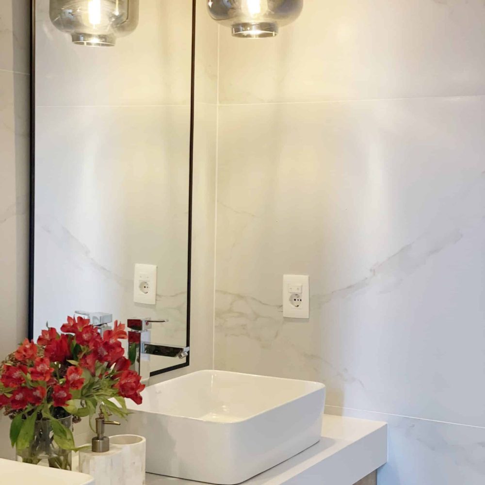 Renovación de baño en una casa de playa en La Juanita, José Ignacio, realizada por nuestro estudio de diseño y arquitectura. Este proyecto de diseño de interiores en José Ignacio destaca por su moderna y funcional reforma de baño, ideal para una casa de veraneo. Ejemplo de diseño de baños que combina estilo y comodidad