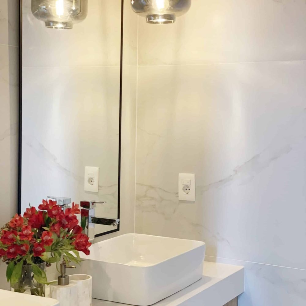Renovación de baño en una casa de playa en La Juanita, José Ignacio, realizada por nuestro estudio de diseño y arquitectura. Este proyecto de diseño de interiores en José Ignacio destaca por su moderna y funcional reforma de baño, ideal para una casa de veraneo. Ejemplo de diseño de baños que combina estilo y comodidad