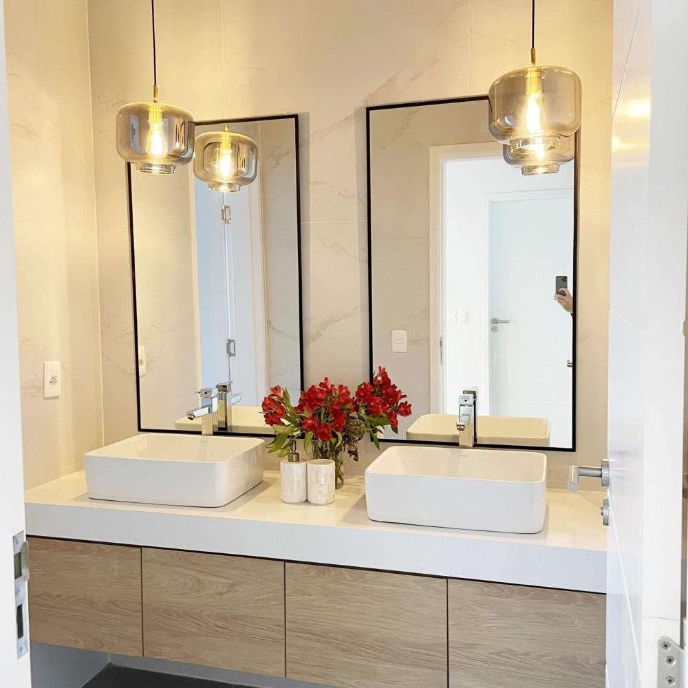 Renovación de baño en una casa de playa en La Juanita, José Ignacio, realizada por nuestro estudio de diseño y arquitectura. Este proyecto de diseño de interiores en José Ignacio destaca por su moderna y funcional reforma de baño, ideal para una casa de veraneo. Ejemplo de diseño de baños que combina estilo y comodidad