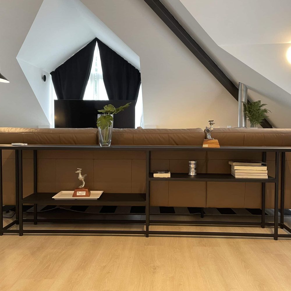 Proyecto de diseño de interiores para un penthouse en el barrio cerrado Haras del Lago, Uruguay. Esta renovación incluye la sala de estar, cocina y toda la vivienda, ofreciendo un entorno moderno y elegante rodeado de lagos y patos.