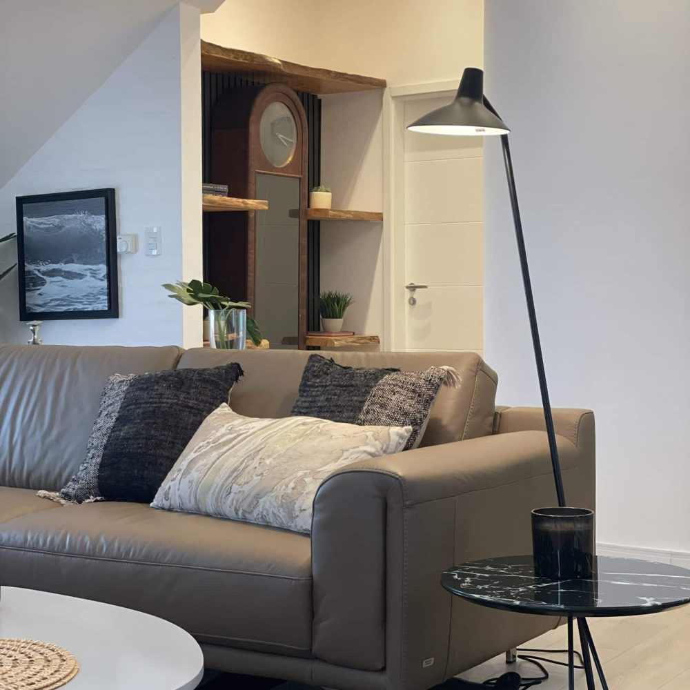 Proyecto de diseño de interiores para un penthouse en el barrio cerrado Haras del Lago, Uruguay. Esta renovación incluye la sala de estar, cocina y toda la vivienda, ofreciendo un entorno moderno y elegante rodeado de lagos y patos.