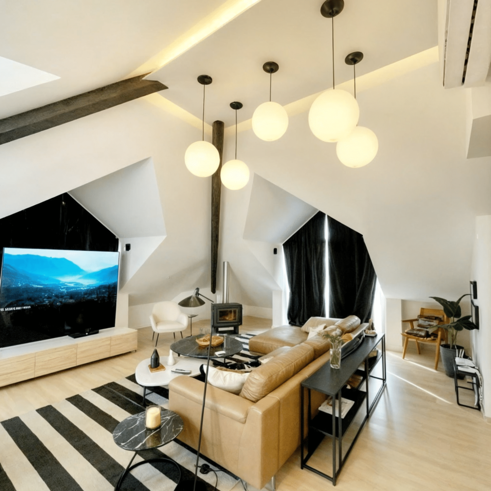 Proyecto de diseño de interiores para un penthouse en el barrio cerrado Haras del Lago, Uruguay. Esta renovación incluye la sala de estar, cocina y toda la vivienda, ofreciendo un entorno moderno y elegante rodeado de lagos y patos.