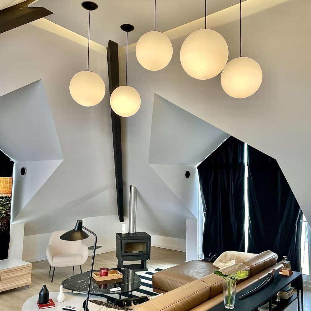 Proyecto de diseño de interiores para un penthouse en el barrio cerrado Haras del Lago, Uruguay. Esta renovación incluye la sala de estar, cocina y toda la vivienda, ofreciendo un entorno moderno y elegante rodeado de lagos y patos.