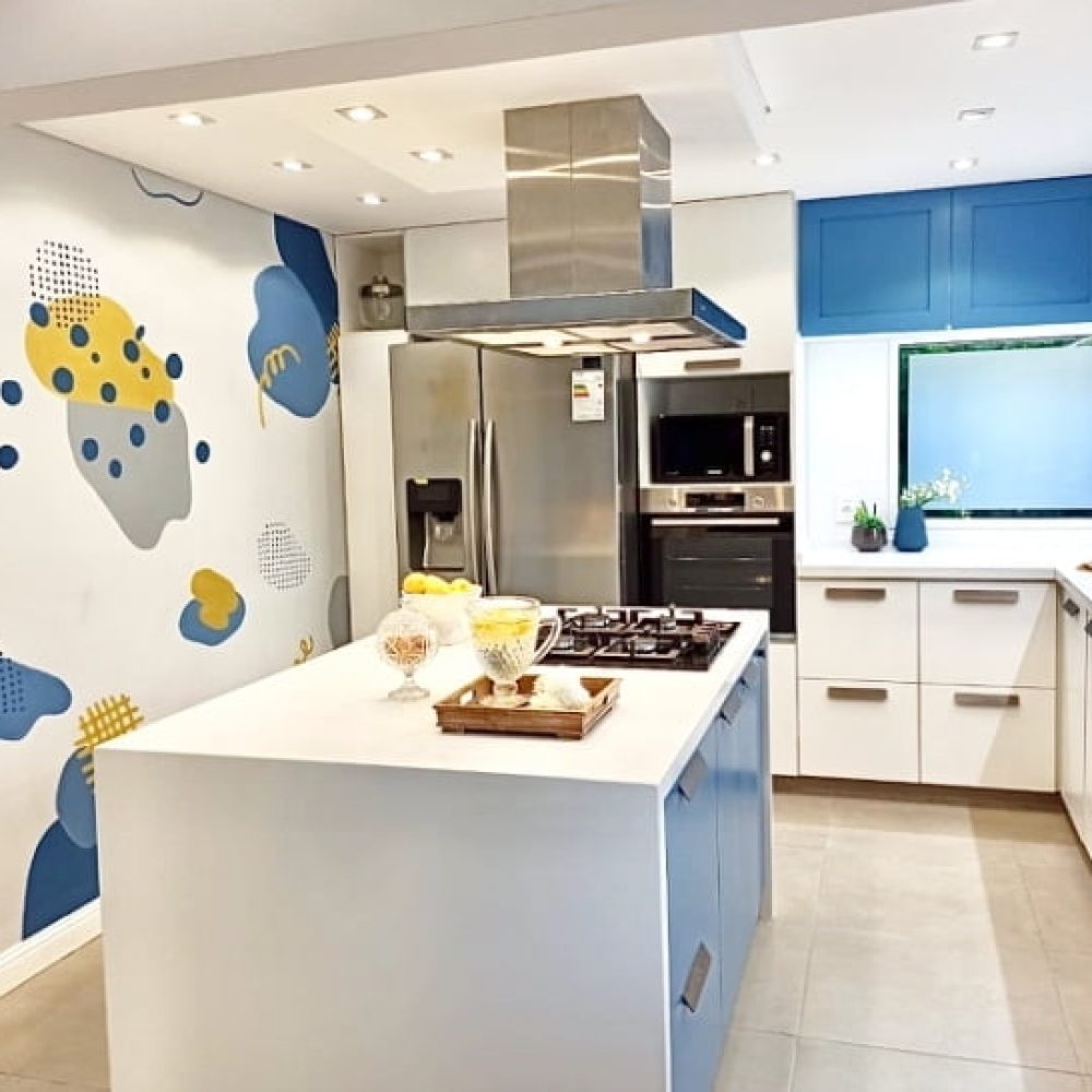 Proyecto de diseño y renovación de cocina en Montevideo, realizado por nuestro estudio de diseño y arquitectura. Un espacio transformado con un enfoque en diseño de interiores Montevideo, destacando por su elegancia y funcionalidad. Ejemplo perfecto de reforma de cocina moderna y eficiente