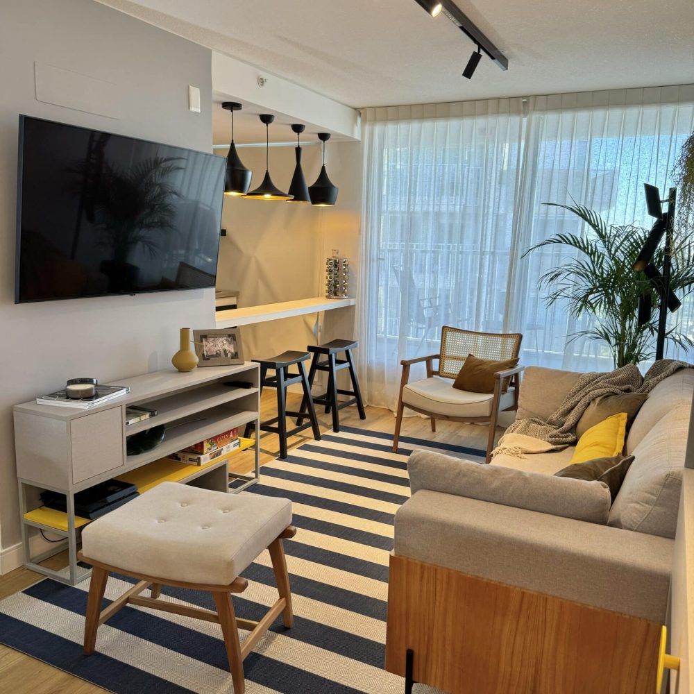 Transformación de living comedor en Malvín por Estudio Welfare, estudio de diseño de interiores en Montevideo. Este diseño de interiores en Malvín utiliza colores de acento para crear contraste y dinamismo en un espacio moderno y fresco. La sala de estar y el comedor destacan por su iluminación cálida y ajustable, ideal para diferentes actividades. Un ejemplo perfecto de diseño de espacios pequeños, combinando funcionalidad y estética con materiales naturales y acentos contemporáneos. Estudio Welfare trabaja en Montevideo y en todo el país, creando ambientes que mejoran la calidad de vida.