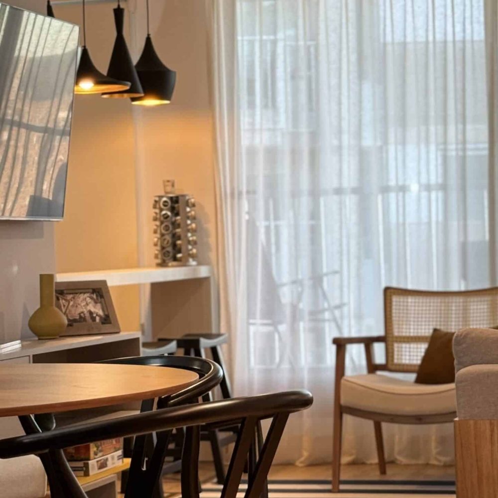 Transformación de living comedor en Malvín por Estudio Welfare, estudio de diseño de interiores en Montevideo. Este diseño de interiores en Malvín utiliza colores de acento para crear contraste y dinamismo en un espacio moderno y fresco. La sala de estar y el comedor destacan por su iluminación cálida y ajustable, ideal para diferentes actividades. Un ejemplo perfecto de diseño de espacios pequeños, combinando funcionalidad y estética con materiales naturales y acentos contemporáneos. Estudio Welfare trabaja en Montevideo y en todo el país, creando ambientes que mejoran la calidad de vida.