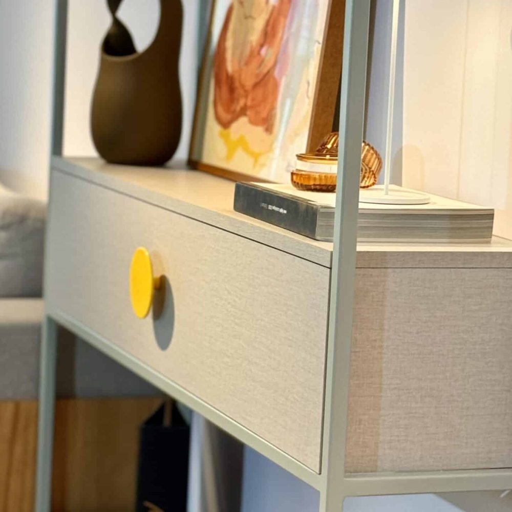 Transformación de living comedor en Malvín por Estudio Welfare, estudio de diseño de interiores en Montevideo. Este diseño de interiores en Malvín utiliza colores de acento para crear contraste y dinamismo en un espacio moderno y fresco. La sala de estar y el comedor destacan por su iluminación cálida y ajustable, ideal para diferentes actividades. Un ejemplo perfecto de diseño de espacios pequeños, combinando funcionalidad y estética con materiales naturales y acentos contemporáneos. Estudio Welfare trabaja en Montevideo y en todo el país, creando ambientes que mejoran la calidad de vida.