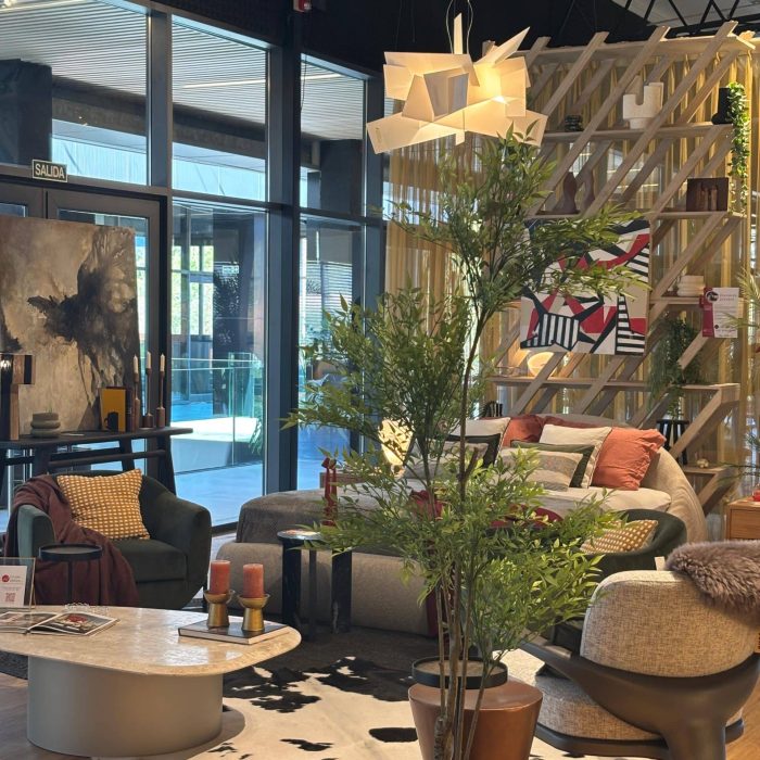 Diseño de interiores moderno y cálido en Montevideo. Dormitorio principal con muebles de diseño, pisos de madera, iluminación cálida y decoración contemporánea de Estudio Welfare.