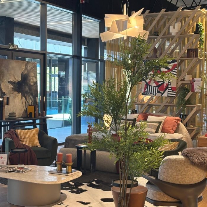 Diseño de interiores moderno y cálido en Montevideo. Dormitorio principal con muebles de diseño, pisos de madera, iluminación cálida y decoración contemporánea de Estudio Welfare.
