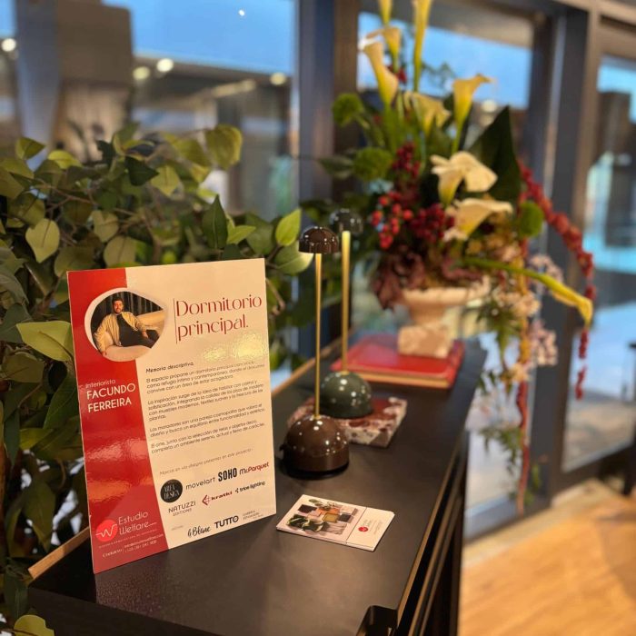 Ambiente de diseño creado por Estudio Welfare: dormitorio contemporáneo con arte, texturas suaves, iluminación cálida y mobiliario moderno. Interiorismo en Montevideo.