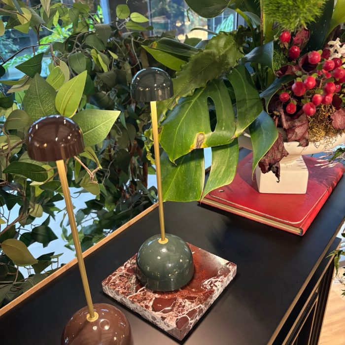 Interiorismo residencial en Montevideo, dormitorio contemporáneo con diseño de Estudio Welfare. Móvil moderno, madera natural, iluminación de ambiente y decoración curada.