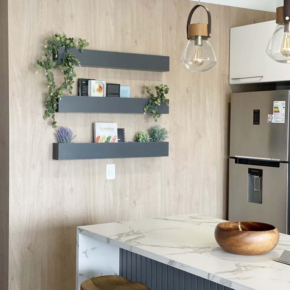 Proyecto de diseño de interiores y renovación de cocina en una casa de playa en La Juanita, José Ignacio. Realizado por nuestro estudio de diseño y arquitectura en José Ignacio, este proyecto transforma toda la vivienda, destacando una cocina moderna y funcional, ideal para una casa de veraneo.
