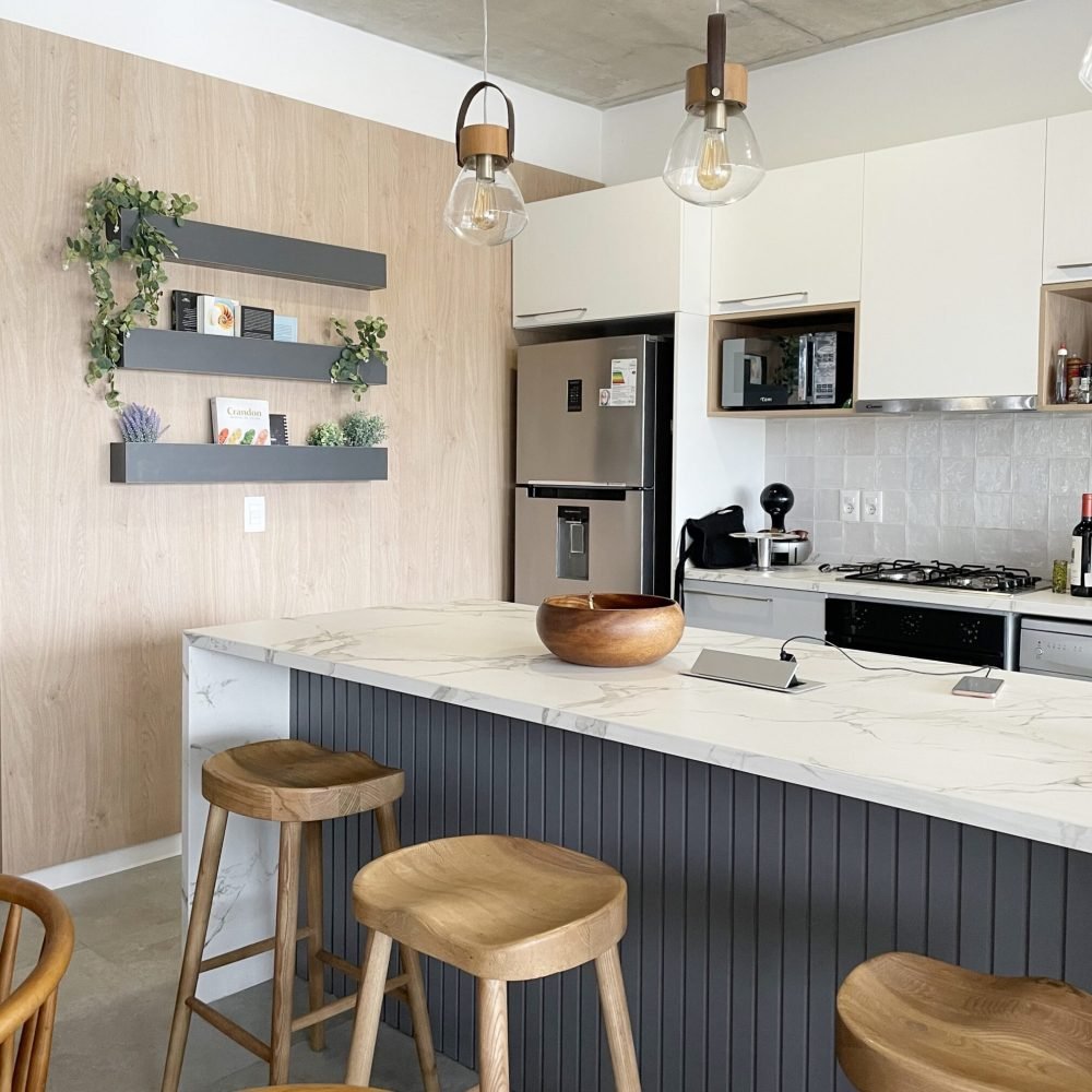 Proyecto de diseño de interiores y renovación de cocina en una casa de playa en La Juanita, José Ignacio. Realizado por nuestro estudio de diseño y arquitectura en José Ignacio, este proyecto transforma toda la vivienda, destacando una cocina moderna y funcional, ideal para una casa de veraneo.