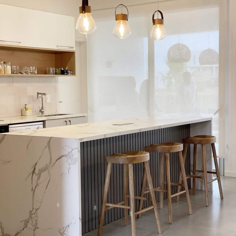 Proyecto de diseño de interiores y renovación de cocina en una casa de playa en La Juanita, José Ignacio. Realizado por nuestro estudio de diseño y arquitectura en José Ignacio, este proyecto transforma toda la vivienda, destacando una cocina moderna y funcional, ideal para una casa de veraneo.