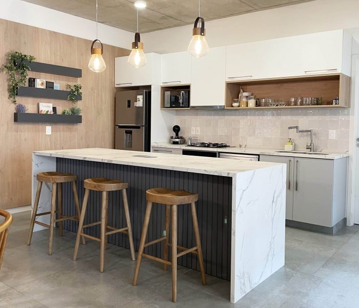 Isla de cocina en Dekton Proyecto de diseño de interiores y renovación de cocina en una casa de playa en La Juanita, José Ignacio. Realizado por nuestro estudio de diseño y arquitectura en José Ignacio, este proyecto transforma toda la vivienda, destacando una cocina moderna y funcional, ideal para una casa de veraneo.
