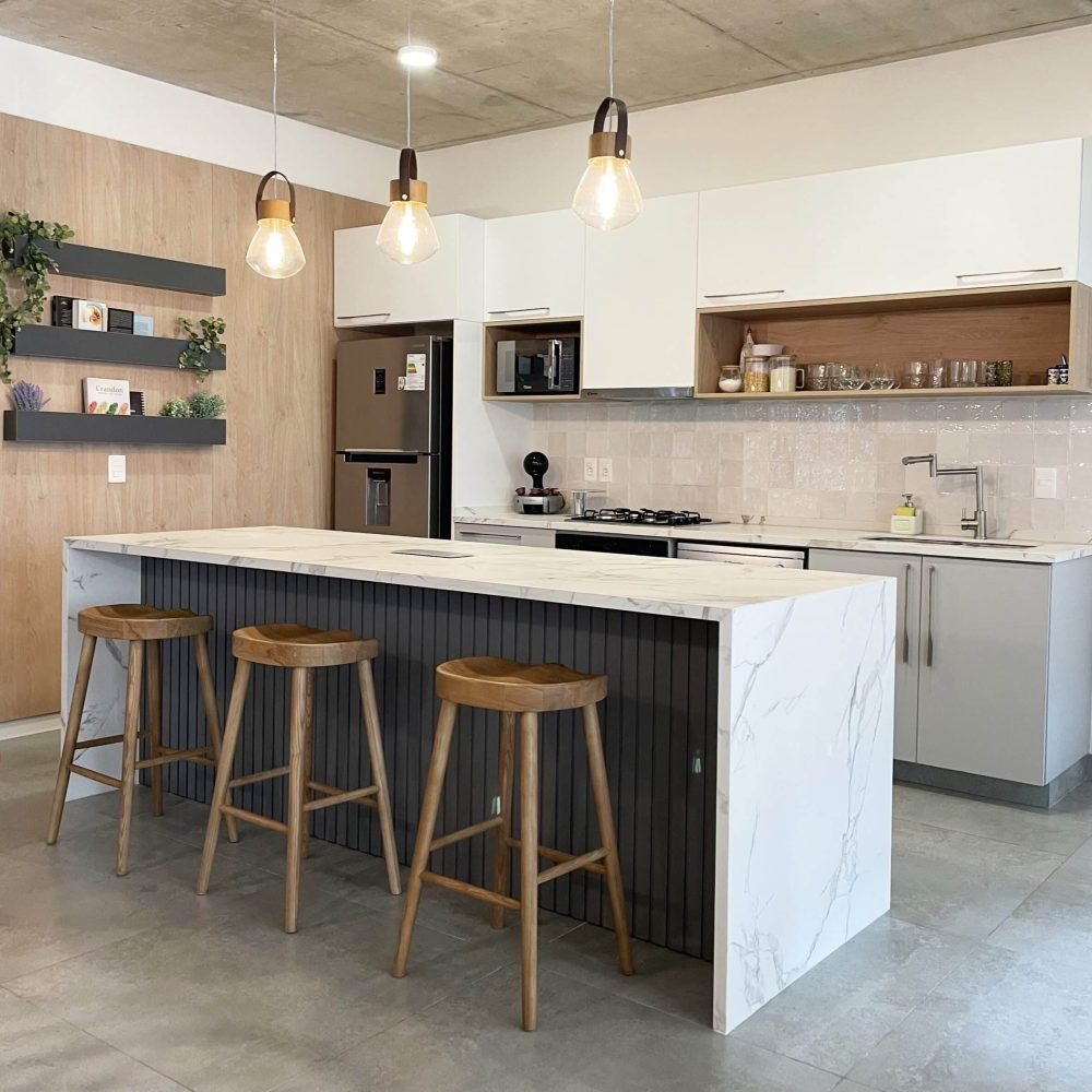 Proyecto de diseño de interiores y renovación de cocina en una casa de playa en La Juanita, José Ignacio. Realizado por nuestro estudio de diseño y arquitectura en José Ignacio, este proyecto transforma toda la vivienda, destacando una cocina moderna y funcional, ideal para una casa de veraneo.